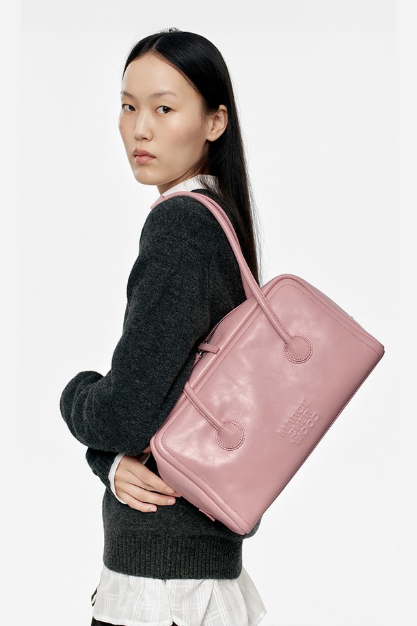 소프트 보스턴_베이비 핑크 보스턴백은 부드러운 소가죽 소재의 미디엄 사이즈 가방입니다. 주름 가공 처리된 표면과 자연스러운 주름, 은은한 무늬가 특징이며, 사용할수록 더욱 부드러워지는 매력이 있습니다. 내부에는 지퍼 포켓과 슬립 포켓이 있어 수납력을 높였으며, 엠보싱 로고가 클래식한 디자인을 더합니다. 고정형 핸들과 브랜드 라이닝, 더스트백이 포함되어 있어, 데이트룩이나 쇼핑룩에 클래식하면서 캐주얼한 스타일을 연출하기 좋습니다. 가벼운 스크래치는 자연스러운 특성으로, 편안하고 미니멀한 일상에 잘 어울립니다.
