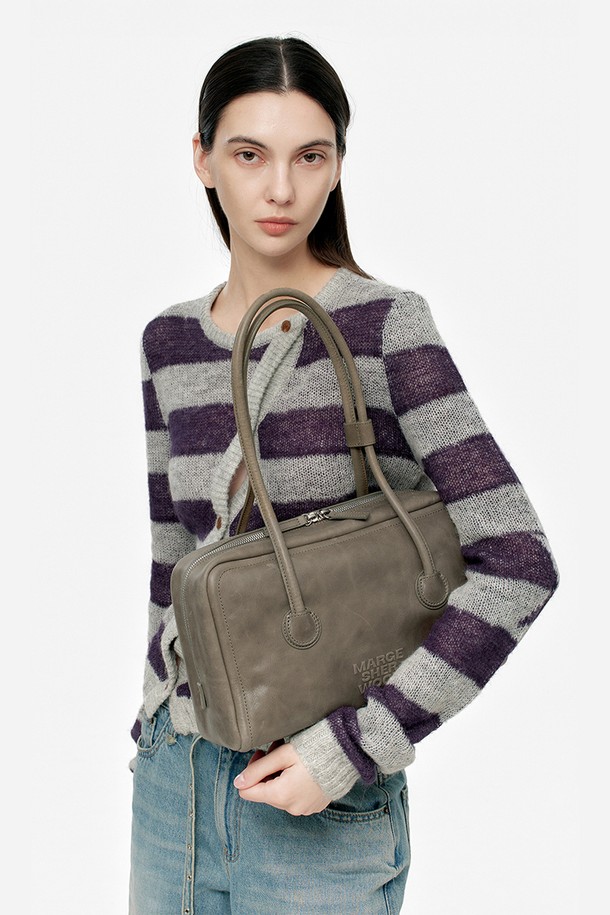 소프트 보스턴 에토프 풀업은 베지터블 태닝 처리된 소가죽으로 제작된 미디엄 사이즈의 여성용 보스턴백입니다. 자연스러운 투톤 효과와 빈티지한 외관이 특징이며, 원통형 디자인에 엠보싱 로고 장식이 더해져 클래식, 미니멀, 시크 스타일을 연출합니다. 내부에는 지퍼 포켓 1개와 슬립 포켓 1개가 있어 수납력을 높였으며, 지퍼형 잠금 방식으로 안전하게 소지품을 보관할 수 있습니다. 데이트룩, 쇼핑룩 등 일상에서 활용하기 좋은 아이템입니다.
