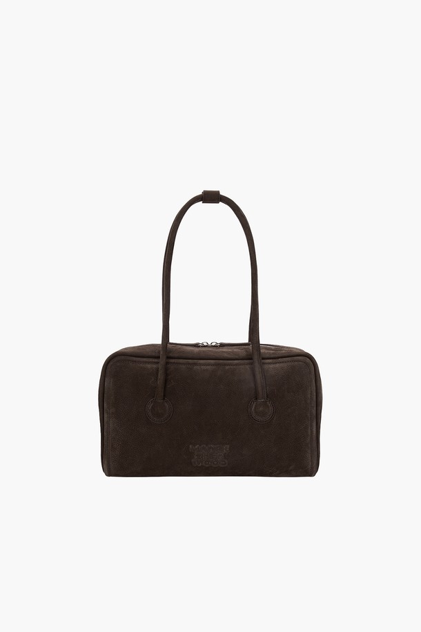 소프트 보스턴_허쉬 누벅 가방은 여성용 미디엄 사이즈 보스턴백입니다. 은은한 허쉬 누벅 컬러의 소가죽 소재에 로고 엠보싱으로 포인트를 주어 클래식, 미니멀, 시크 스타일을 연출합니다. 부드러운 구조감과 고정형 핸들, 내부 지퍼 및 슬립 포켓, 브랜드 라이닝, 그리고 더스트백을 포함하여 실용성을 높였습니다. 지퍼형 잠금 방식으로 소지품을 안전하게 보관하며, 여행룩과 출근룩에 모두 잘 어울립니다. 수분과 열에 약하며, 가죽 특성상 이염 가능성이 있으니 주의하여 사용하십시오.
