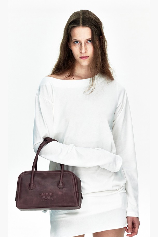 SOFT TOTE(소프트 토트)_와인 풀업은 부드러운 소가죽 소재의 미디엄 사이즈 토트백입니다. 자연스러운 빈티지 외관의 베지터블 태닝 풀업 레더와 오일 처리된 표면이 특징이며, 로고 엠보싱과 지퍼 풀러 디자인으로 포인트를 더했습니다. 내부에는 지퍼 포켓과 슬립 포켓이 있어 수납력을 높였으며, 사각 형태에 고정형 핸들과 통합된 핸들 스트랩 디자인으로 편안한 착용감을 제공합니다. 더스트백이 포함되어 있으며, 로고 프린트 라이닝과 지퍼형 잠금 방식으로 마감되었습니다. 오피스룩, 비즈니스 캐주얼, 모임룩 등 다양한 TPO에 클래식, 미니멀, 시크한 스타일을 연출하기 좋습니다.
