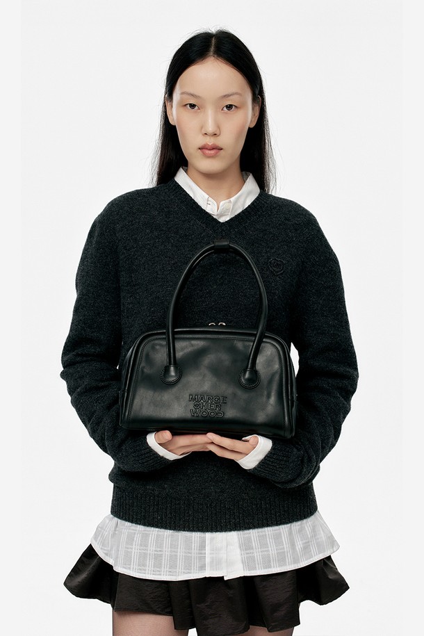 SOFT TOTE(소프트 토트) 블랙 풀업은 부드러운 소가죽 소재의 미디엄 사이즈 토트백입니다. 풀업 레더 소재 특유의 자연스러운 빈티지 효과가 멋스러움을 더하며, 엠보싱 디테일과 사각 쉐입이 세련된 디자인을 완성합니다. 내부 지퍼 포켓과 넉넉한 수납공간은 실용성을 높였으며, 베지터블 태닝 처리된 가죽은 사용할수록 자연스러운 에이징을 경험하게 합니다. 오피스룩, 출근룩, 모임룩 등 다양한 TPO에 클래식, 미니멀, 시크한 스타일을 연출할 수 있는 아이템입니다. 더스트백이 함께 제공됩니다.
