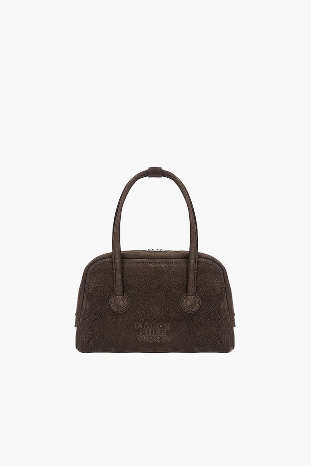 소프트 토트_허쉬 누벅(SOFT TOTE_hush nubuck)은 부드러운 소가죽 소재의 미디엄 사이즈 토트백입니다. Hush Nubuck 컬러의 사각 디자인으로, 로고 엠보싱 장식이 돋보이며 클래식, 미니멀, 시크 스타일을 연출합니다. 내부에는 지퍼 포켓 1개와 슬립 포켓 1개, 로고 프린트 라이닝이 있으며, 지퍼형 잠금 방식으로 소지품을 안전하게 보관할 수 있습니다. 부드러운 누벅 가죽 특성상 자연스러운 결, 주름, 얼룩이 있을 수 있으며, 더스트백이 함께 제공됩니다. 수분, 화학물질, 오일, 화장품 접촉에 주의하여 사용하고, 무거운 물건 수납 시 변형 가능성, 모서리 및 손잡이 부분의 마모에 유의해야 합니다. 오피스룩, 모임룩, 쇼핑룩 등 TPO에 맞춰 폭넓게 활용할 수 있습니다.
