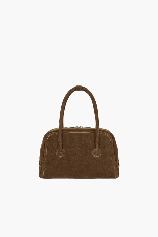 소프트 토트_체스트넛 누벅 (SOFT TOTE_chestnut nubuck)은 여성용 미디엄 사이즈 토트백입니다. 부드러운 누벅 가죽 소재에 체스트넛 컬러, 무지 패턴으로 클래식, 미니멀, 시크한 스타일을 연출합니다. 내부에는 지퍼 포켓과 슬립 포켓이 있어 수납력을 높였으며, 로고 엠보싱과 지퍼풀, 로고 프린트 안감이 디자인 특징입니다. 핸들 스트랩 일체형에 고정형 핸들, 사각 형태의 디자인을 갖췄으며, 더스트백이 함께 제공됩니다. 수분, 화학물질, 화장품, 과적에 주의하여 관리해야 합니다. 오피스룩, 비즈니스 캐주얼, 모임룩에 적합합니다.
