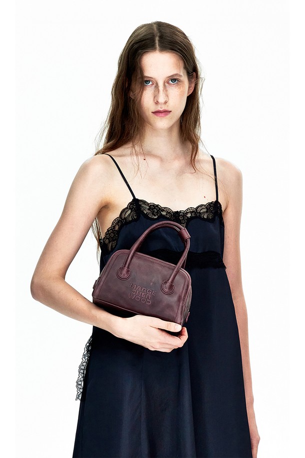 SOFT TOTE MINI (소프트 토트 미니) 와인 풀업은 베지터블 태닝 풀업 레더 소재를 사용하여 빈티지한 멋을 살린 여성 토트백입니다. 미니멀하고 시크한 스타일로 데이트룩, 오피스룩, 모임룩 등 다양한 TPO에 활용하기 좋습니다. 가방 전면에 로고 엠보싱 디테일과 지퍼 풀러 장식이 돋보이며, 내부에는 슬립 포켓이 있어 실용성을 더했습니다. 사각 쉐입에 지퍼형 잠금 방식으로 내용물을 안전하게 보관할 수 있으며, 로고 프린트 안감과 더스트백을 포함하여 소장 가치를 높였습니다.
