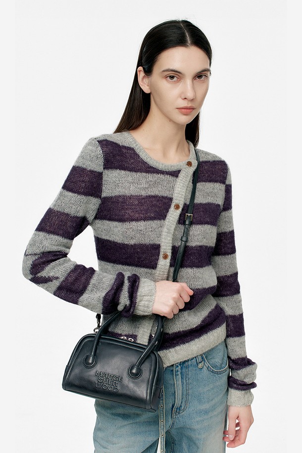 SOFT TOTE MINI (소프트 토트 미니)는 부드러운 소가죽 풀업 레더 소재로 제작된 여성용 미니 토트백입니다. 톤 다운된 네이비 컬러에 투톤 효과가 더해져 시크하면서도 세련된 분위기를 연출합니다. 가방 전면의 로고 엠보싱과 지퍼 풀러 디자인이 특징이며, 내부에는 수납 포켓이 있어 실용성을 높였습니다. 사각 형태의 디자인과 지퍼 잠금 방식으로 소지품을 안전하게 보관하며, 출근룩과 모임룩 등 다양한 TPO에 활용 가능합니다. 더스트백이 포함되어 있어 보관이 용이하며, 클래식, 미니멀, 시크한 스타일을 선호하는 여성에게 추천합니다.
