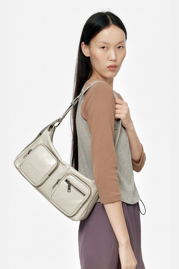 아웃포켓 호보(light grey glossy plain)는 부드러운 소가죽 소재에 라이트 그레이 컬러가 돋보이는 여성용 호보백입니다. 미디엄 사이즈의 사각형 쉐입으로, 메달 버클, 아일렛, 엠보스 로고, 로고 각인 등의 섬세한 디자인 디테일이 특징입니다. 글로시한 광택이 고급스러운 분위기를 더하며, 스트랩 일체형으로 편안하게 착용할 수 있습니다. 내부에는 지퍼 포켓이 있어 수납력을 높였으며, 더스트백이 함께 제공됩니다. 데이트룩, 쇼핑룩, 오피스룩 등 다양한 TPO에 클래식, 미니멀, 시크한 스타일을 연출하기 좋습니다.
