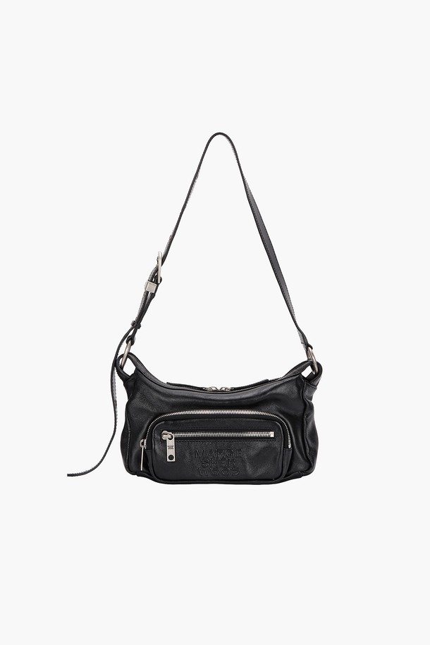 아웃포켓 호보 미니_블랙 글로시 플레인(OUTPOCKET HOBO MINI_black glossy plain)은 부드러운 소가죽 소재의 미니 호보백입니다. 블랙 컬러에 반원 형태, 슬라우치 디자인으로 시크하고 미니멀한 스타일을 연출합니다. 글로시한 광택과 빈티지 도금 처리된 버클, 아일렛, 로고, 지퍼 디테일이 특징이며, 스트랩 일체형으로 길이를 조절할 수 있습니다. 내부에는 지퍼 포켓 1개와 슬립 포켓 1개가 있어 수납력을 높였으며, 데이트룩, 쇼핑룩, 모임룩에 포인트 아이템으로 활용하기 좋습니다.
