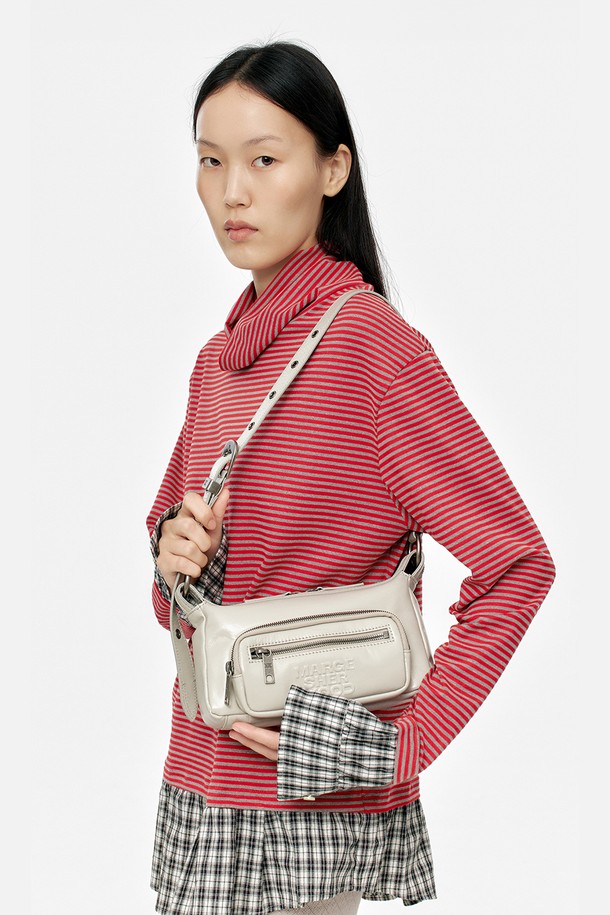 아웃포켓 호보 미니_라이트 그레이 광택 무지 가방은 여성분들을 위한 미니 사이즈 호보백입니다. 라이트 그레이 컬러의 소가죽 소재로 제작되었으며, 광택 마감으로 고급스러움을 더했습니다. 버클, 아일렛, 로고 디자인 장식이 돋보이며, 조절 가능한 스트랩과 지퍼 포켓으로 실용성을 높였습니다. 지퍼형 잠금 방식으로 내부에는 지퍼 포켓 1개와 슬립 포켓 1개가 있으며, 더스트백이 포함되어 있습니다. 데이트룩, 쇼핑룩, 카페룩 등 다양한 TPO에 클래식, 미니멀, 시크한 스타일을 연출할 수 있습니다.
