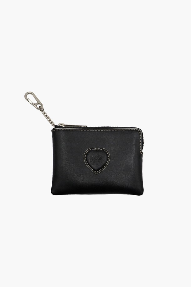 HEART ZIPPER WALLET (하트 지퍼 월렛) - 블랙 플레인은 소가죽 소재의 여성용 미니 지갑입니다. 사각 쉐입에 무지 패턴으로 디자인되었으며, 체인 스트랩과 하트, 로고 장식이 포인트입니다. 지퍼형 잠금 방식으로, 내부 로고 프린트 안감과 더스트백을 포함합니다. 광택 가공 처리와 빈티지 스타일 도금, 로고 각인 지퍼 풀러가 특징이며, 데이트룩, 쇼핑룩, 모임룩 등 다양한 TPO에 클래식, 미니멀, 시크 스타일로 연출하기 좋습니다. 자연스러운 가죽 특성(얼룩, 주름 등)을 포함하며, 코너 및 손잡이 부분의 자연스러운 마모가 가능합니다.

