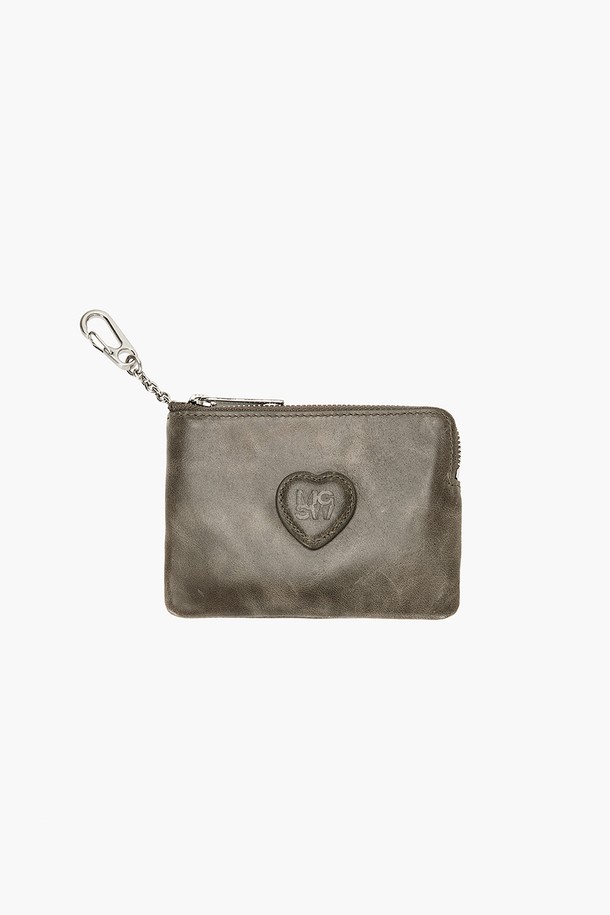 HEART ZIPPER WALLET (하트 지퍼 월렛)은 소가죽 소재의 미니 지갑입니다. Etoffe Pull-up, Black Pull-up, Melon Pull-up 3가지 색상으로 출시되었으며, 풀업 레더 특유의 빈티지한 투톤 효과가 특징입니다. 하트 패치와 로고 디자인이 돋보이며, 체인 스트랩을 내장할 수 있어 데이트룩, 쇼핑룩, 카페룩 등 다양한 TPO에 활용하기 좋습니다. 지퍼형 잠금 방식으로, 내부에는 로고 프린트 안감이 적용되었으며, 로고 인그레이빙 지퍼풀과 더스트백이 함께 제공됩니다. 사용할수록 자연스러운 가죽 무늬와 스크래치가 생겨 더욱 빈티지한 매력을 느낄 수 있습니다.
