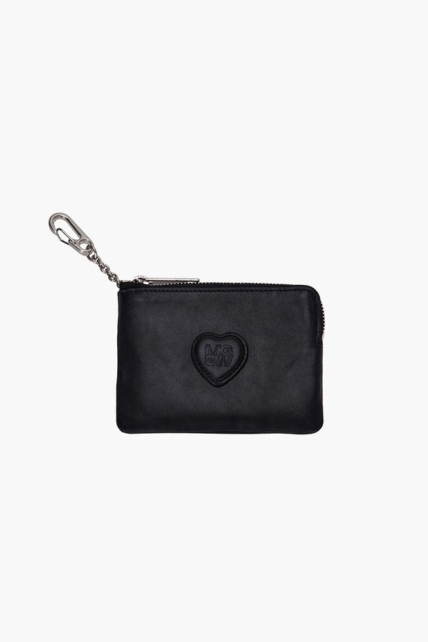 HEART ZIPPER WALLET (하트 지퍼 월렛)은 미니멀하고 시크한 스타일을 추구하는 분들을 위한 소가죽 지갑입니다. 블랙, 에토페, 멜론 3가지 풀업 컬러로 출시되어, 베지터블 태닝 가죽 특유의 빈티지한 매력과 풀업 레더의 투톤 효과를 느낄 수 있습니다. 사각 형태의 지퍼형 지갑으로, 하트 패치와 로고 디자인 장식이 돋보이며, 체인 스트랩을 연결하여 다양한 연출이 가능합니다. 로고 인그레이빙 지퍼 풀러와 로고 프린트 라이닝, 더스트백을 포함하여 소장 가치를 높였으며, 데이트룩, 쇼핑룩, 카페룩 등 다양한 TPO에 활용하기 좋습니다. *주의: 가죽 특성상 자연스러운 얼룩, 주름, 모공 등이 있으며, 수분과 열에 민감합니다. 가죽 결, 텍스처, 스크래치 차이가 있을 수 있습니다.*
