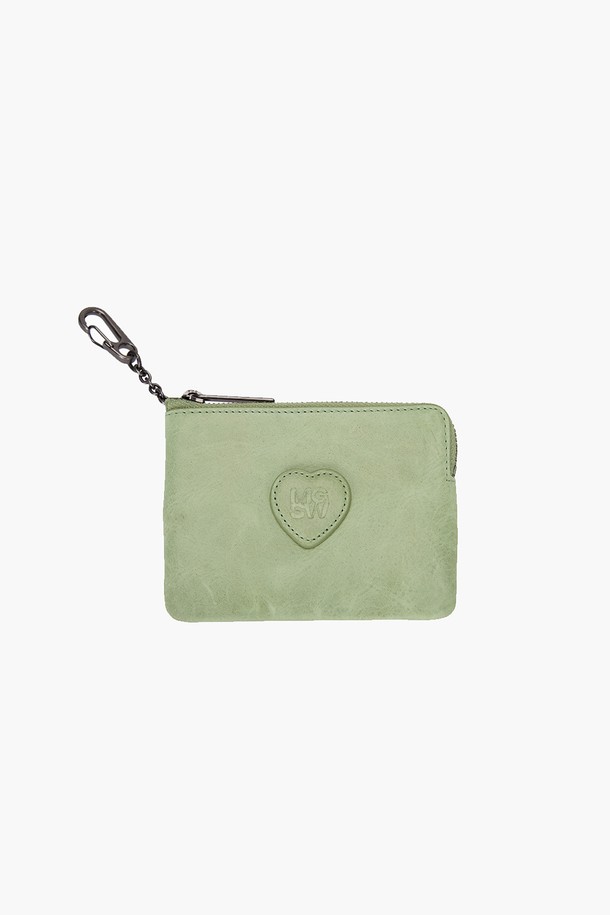 HEART ZIPPER WALLET (하트 지퍼 월렛)은 여성 고객을 위한 지갑으로, 미니멀하고 시크한 스타일을 연출합니다. 베지터블 태닝 소가죽 소재의 "Etoffe Pull-up", "Black Pull-up", "Melon Pull-up" 3가지 컬러로 출시되었습니다. 사각 모양의 미니 파우치 타입 지갑으로, 하트 디자인 장식과 체인 스트랩이 돋보입니다. 지퍼형 잠금 방식으로 소지품을 안전하게 보관하며, 풀업 레더 소재 특유의 빈티지한 질감과 자연스러운 가죽 무늬를 즐길 수 있습니다. 데이트룩, 쇼핑룩, 카페룩 등 다양한 TPO에 활용하기 좋습니다.
