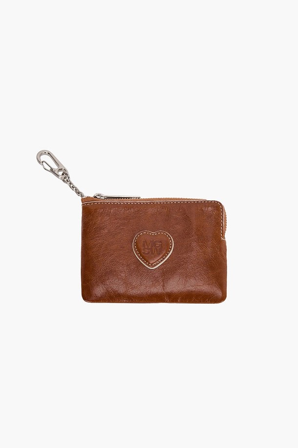 하트 지퍼 월렛_크링클_3컬러는 소가죽 소재의 미니 파우치 지갑입니다. 헌터 그린, 베이비 핑크, 브라운 3가지 색상으로 출시되었으며, 크링클 가공으로 빈티지한 느낌을 살렸습니다. 하트 패치와 로고, 체인 디자인으로 걸리시하고 클래식한 스타일을 연출하며, 체인 스트랩으로 다양한 연출이 가능합니다. 스크래치에 강하며 사용할수록 부드러워지는 것이 특징이며, 데이트룩, 카페룩, 모임룩에 잘 어울립니다. 더스트백이 포함되어 있으며, 수분과 열, 이염, 알코올, 오일, 화장품, 진한 색상 의류와의 접촉에 주의해야 합니다.
