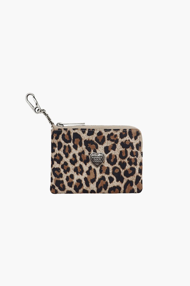 하트 지퍼 월렛_실버 로고_2컬러는 스웨이드와 염소가죽 소재의 여성 장지갑입니다. 크림과 핑크 두 가지 색상으로 출시되었으며, 레오파드 무늬가 특징입니다. 부드러운 촉감과 빈티지 스타일의 도금 처리, 하트 디자인의 로고, 체인 스트랩으로 걸리시하고 로맨틱한 스타일을 연출할 수 있습니다. 내부에는 체인을 수납할 수 있으며, 지퍼형 잠금 방식으로 소지품을 안전하게 보관할 수 있습니다. 데이트룩, 쇼핑룩, 모임룩에 잘 어울리는 아이템입니다.
