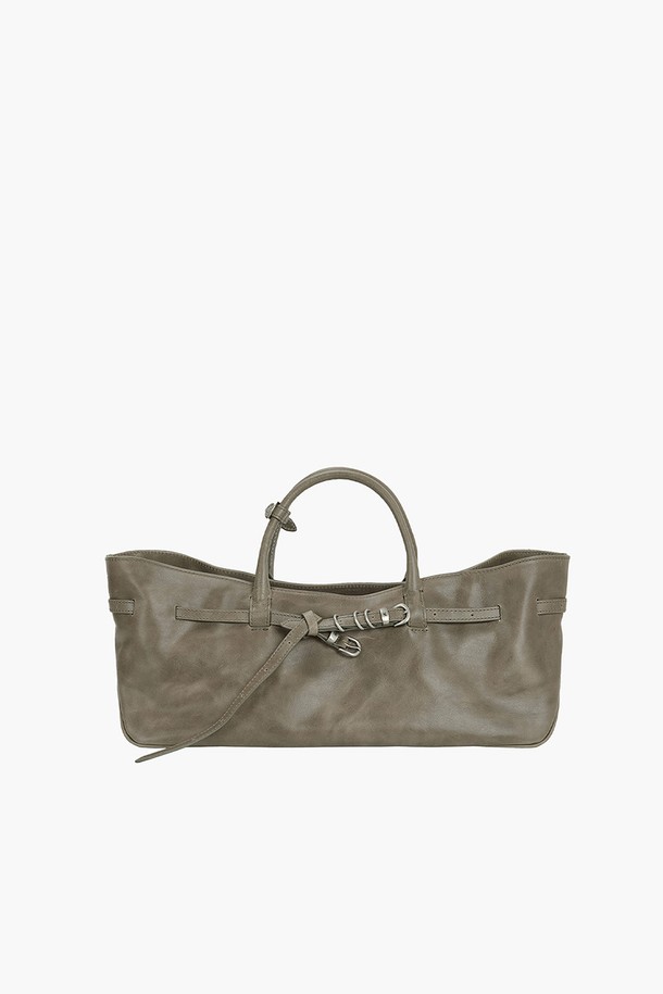 **그랜드마 유즈드 백_에토페 풀업**

여성용 토트백으로, 미디엄 사이즈의 사각 쉐입에 에토페 풀업 컬러를 입혔습니다. 소가죽과 면 소재를 사용하여 빈티지하면서도 자연스러운 멋을 내며, 링과 심볼 인그레이빙, 노트 디테일로 디자인 포인트를 더했습니다. 링락 잠금 방식과 탈부착 가능한 스트랩, 내부 포켓으로 실용성을 높였습니다. 데이트룩, 쇼핑룩에 매치하여 클래식, 미니멀, 시크 스타일을 연출할 수 있으며, 더스트백이 포함되어 있습니다.
