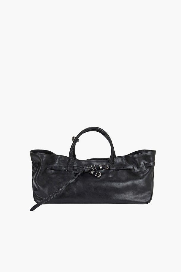 그랜마 유즈드 백(GRANDMA USED BAG)은 미디엄 사이즈의 블랙 컬러 소가죽 토트백입니다. 베지터블 태닝 가죽으로 제작되어 빈티지한 멋을 더하며, 링과 벨트 디자인 장식으로 세련된 포인트를 줍니다. 탈부착 가능한 스트랩과 내부 포켓, 면 안감으로 실용성을 높였으며, 사각 쉐입에 링형 잠금 방식으로 디자인되었습니다. 오피스룩과 모임룩에 잘 어울리며, 클래식, 미니멀, 시크 스타일을 연출하기 좋습니다. 더스트백이 함께 제공되어 보관이 용이합니다.
