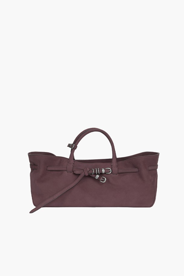 GRANDMA USED BAG_와인 누벅은 여성들을 위한 미디엄 사이즈의 사각 숄더백 및 토트백입니다. 와인 컬러의 무지 디자인에 버클 장식이 포인트로 더해져 클래식, 미니멀, 시크한 스타일을 연출합니다. 스웨이드와 누벅 소재로 제작되어 부드러운 질감과 고급스러운 분위기를 자아냅니다. 데이트룩, 모임룩, 오피스룩 등 다양한 TPO에 활용할 수 있는 실용적인 가방입니다. 버클형 잠금 방식으로 소지품을 안전하게 보관할 수 있습니다.
