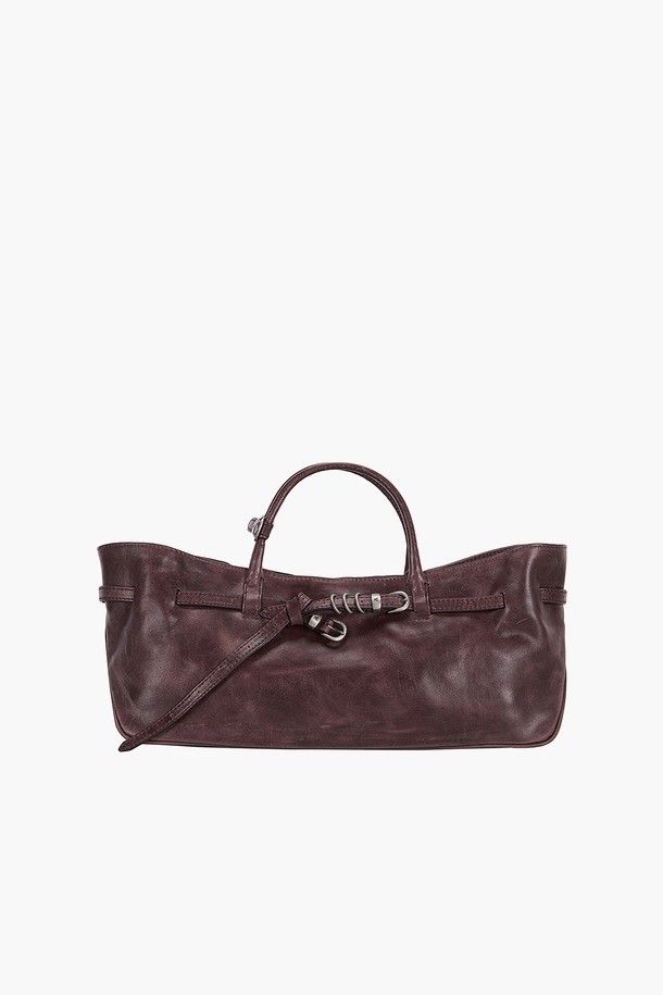 GRANDMA USED BAG_와인 풀업 토트백은 여성용 미디엄 사이즈 토트백으로, 세련된 와인 컬러의 소가죽 소재로 제작되었습니다. 사각 쉐입에 버클과 링 장식으로 포인트를 주었으며, 풀업 가죽 특유의 빈티지한 멋을 살린 디자인이 특징입니다. 탈부착 가능한 스트랩과 내부 포켓을 갖춰 실용성을 더했으며, 면 안감과 더스트백이 포함되어 있습니다. 오피스룩, 모임룩, 데이트룩 등 다양한 TPO에 클래식, 미니멀, 시크한 스타일을 연출하기 좋습니다. 링 잠금 방식으로 소지품을 안전하게 보관할 수 있습니다.
