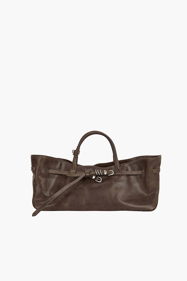 그랜마 유즈드 백 워시드 브라운 풀업은 빈티지한 감성을 담은 여성용 토트백입니다. 소가죽과 면 소재의 조화로 부드러운 촉감과 내구성을 자랑하며, 미디엄 사이즈로 일상생활에 유용하게 활용할 수 있습니다. 워시드 브라운 컬러와 사각 쉐입, 버클 및 링 디자인 장식이 클래식하면서도 세련된 분위기를 연출합니다. 탈부착 가능한 스트랩과 내부 포켓, 링형 잠금 방식으로 실용성을 더했으며, 데이트룩 및 모임룩에 잘 어울립니다. 더스트백이 함께 제공되며, 풀업 레더 특유의 자연스러운 가죽 마크와 무늬, 시간이 지날수록 깊어지는 빈티지한 멋을 느낄 수 있습니다.
