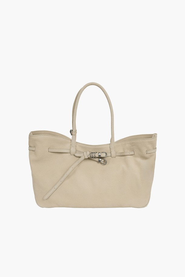 그랜드마 유즈드 백 라지 누드 누벅은 여성들을 위한 토트백입니다. 누벅 가죽과 면 소재로 제작되었으며, 라지 사이즈에 무지 패턴과 사각 모양으로 디자인되었습니다. 매듭과 고리 디테일이 돋보이며, 핸디 스트랩 일체형으로 편리하게 사용 가능합니다. 14인치 노트북 수납이 가능하며, 내부 슬립 포켓과 더스트백이 포함되어 실용성을 더했습니다. 오피스룩, 출근룩, 모임룩에 잘 어울리는 클래식, 미니멀, 시크 스타일의 가방입니다.
