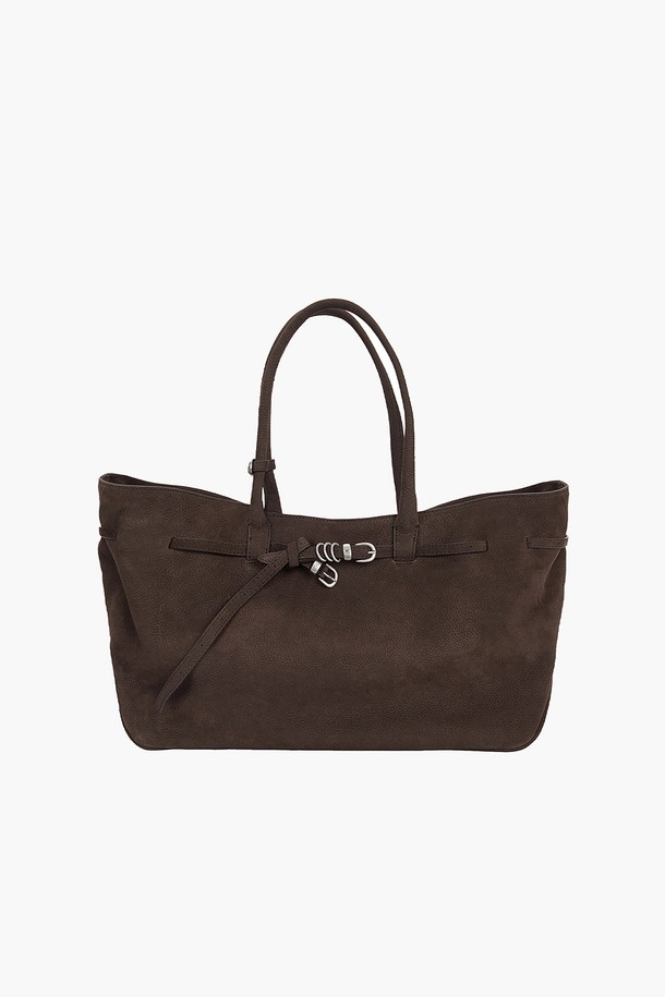 GRANDMA USED BAG LARGE_hush nubuck (그랜드마 유즈드 백 라지_허쉬 누벅)은 일상, 출근룩, 모임룩에 모두 잘 어울리는 여성 토트백입니다. 클래식, 미니멀, 시크 스타일을 추구하는 분들께 적합하며, 사각 쉐입에 링형 잠금 방식으로 디자인되었습니다. 고급스러운 허쉬 누벅 가죽 소재에 무지 패턴으로 제작되었으며, 14인치 노트북 수납이 가능한 넉넉한 라지 사이즈입니다. 내부 포켓과 조절 가능한 벨트 스트랩, 빈티지 스타일 하드웨어, 고정형 핸들, 더스트백이 포함되어 실용성을 더했습니다. 누벅 가죽 특유의 자연스러운 결, 주름, 얼룩으로 빈티지한 멋을 살렸으며, 수분과 열에 민감하니 취급에 유의해주세요.
