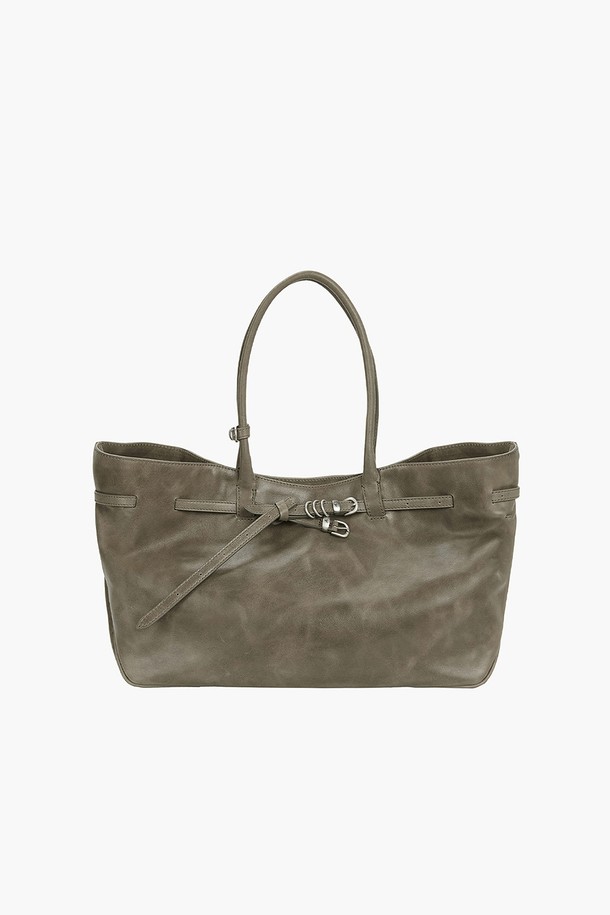 그랜드마 유즈드 백 라지 에토페 풀업은 부드러운 소가죽 소재의 여성용 토트백입니다. 베지터블 태닝 처리된 풀업 가죽은 자연스러운 주름과 은은한 광택을 자랑하며, 시간이 지날수록 빈티지한 멋을 더합니다. 넉넉한 라지 사이즈에 노트북 수납이 가능한 실용적인 디자인으로, 내부 슬립 포켓과 면 안감으로 수납력을 높였습니다. 링과 매듭 장식, 사각 쉐입이 클래식하고 시크한 분위기를 연출하며, 고리형 잠금 방식으로 여닫을 수 있습니다. 일상, 비즈니스 캐주얼, 오피스룩 등 다양한 스타일에 활용하기 좋으며, 더스트백이 포함되어 있습니다.
