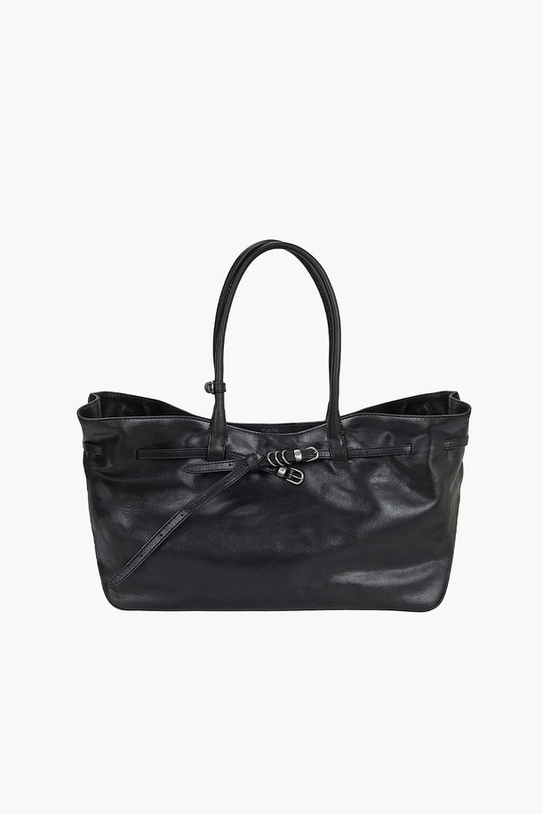 그랜드마 유즈드 백 라지(GRANDMA USED BAG LARGE)는 빈티지 가공 소가죽 소재의 여성 토트백입니다. 시크하고 클래식한 디자인으로 오피스룩, 비즈니스 캐주얼, 출근룩 등 다양한 TPO에 잘 어울립니다. 14인치 노트북 수납이 가능한 넉넉한 라지 사이즈에, 링형 잠금 방식과 조절 가능한 벨트 스트랩, 내부 슬립 포켓을 갖춰 실용성을 높였습니다. 무지 디자인에 벨트와 링 장식이 더해져 세련된 느낌을 주며, 더스트백이 포함되어 있어 보관이 용이합니다.
