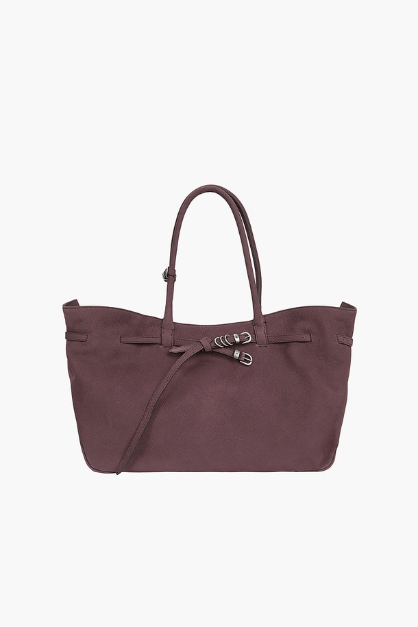 그랜드마 유즈드 백 라지 와인 누벅은 여성스러운 스타일을 완성하는 토트백입니다. 부드러운 누벅 가죽과 면 소재의 조화가 고급스러움을 더하며, 와인 컬러가 세련된 분위기를 연출합니다. 넉넉한 라지 사이즈에 매듭과 고리 장식으로 포인트를 주어, 데이트룩, 오피스룩, 모임룩 등 다양한 TPO에 활용하기 좋습니다. 14인치 노트북 수납이 가능하며, 내부 슬립 포켓과 핸디 스트랩 일체형 디자인으로 실용성을 높였습니다. 사계절 내내 활용할 수 있으며, 더스트백이 포함되어 보관이 용이합니다.
