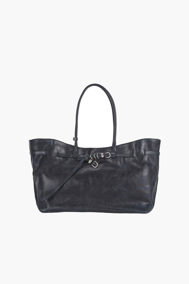 GRANDMA USED BAG LARGE (그랜드마 유즈드 백 라지) 네이비 풀업 토트백은 소가죽 소재에 링과 버클 장식이 돋보이는 여성 가방입니다. 라지 사이즈의 사각 쉐입으로, 노트북 수납이 가능하며 내부 포켓이 있어 실용적입니다. 풀업 레더 소재와 빈티지 가공으로 은은한 멋을 더했으며, 조절 가능한 스트랩과 골드 빈티지 장식이 클래식하고 시크한 스타일을 완성합니다. 면 안감과 더스트백이 포함되어 있으며, 오피스룩, 출근룩, 비즈니스 캐주얼에 잘 어울립니다.
