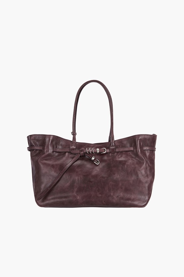 **GRANDMA USED BAG LARGE_와인 풀업**은 소가죽 소재의 라지 사이즈 토트백입니다. 와인 컬러의 무지 디자인에 링, 엠블럼, 노트 디테일 장식이 돋보이며, 노트북 수납과 내부 포켓 기능으로 실용성을 더했습니다. 빈티지 워싱 처리와 풀업 레더 소재 특유의 자연스러운 주름과 스크래치가 멋스러운 멋을 더합니다. 조절 가능한 벨트 스트랩과 더스트백을 포함하며, 오피스룩, 출근룩, 비즈니스 캐주얼에 잘 어울리는 클래식, 미니멀, 시크 스타일의 가방입니다.
