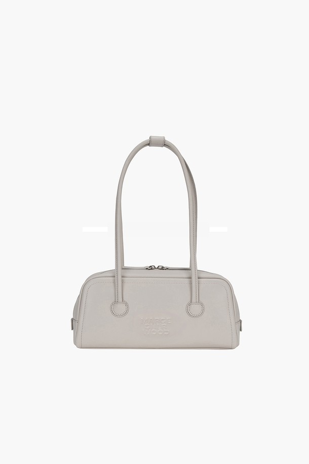 소프트 보스턴 EW_라이트 그레이 플레인 여성 가방은 부드러운 소가죽 소재의 미디엄 사이즈 보스턴백입니다. 라이트 그레이 컬러의 무지 디자인에 로고 엠보싱 장식이 돋보이며, 내부 지퍼 포켓과 슬립 포켓으로 실용성을 더했습니다. 가방은 사각 모양이며 지퍼로 잠금 가능하며, 고정형 손잡이와 로고 프린트 안감이 특징입니다. 출근룩과 모임룩에 클래식, 미니멀, 시크한 스타일을 연출하기 좋습니다. 자연스러운 가죽 무늬와 주름이 있으며, 더스트백이 포함되어 있습니다.
