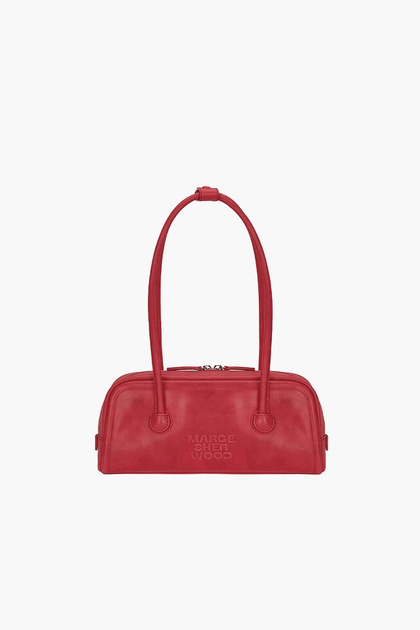 소프트 보스턴 EW 애플 레드 풀업 가죽 가방은 여성스러운 데이트룩, 여행룩, 모임룩을 위한 완벽한 선택입니다. 부드러운 소가죽 소재에 애플 레드 컬러가 세련된 분위기를 더하며, 클래식, 미니멀, 시크 스타일을 연출하기 좋습니다. 미디엄 사이즈의 사각 보스턴백으로, 풀업 가죽 특유의 자연스러운 투톤 효과와 빈티지한 외관이 특징입니다. 가방 내부에는 지퍼 포켓 1개와 슬립 포켓 1개가 있어 수납력을 높였으며, 엠보싱 로고 디테일로 고급스러움을 더했습니다. 고정형 손잡이 스트랩과 더스트백이 포함되어 실용성을 높였으며, 로고 프린트 안감이 돋보입니다.
