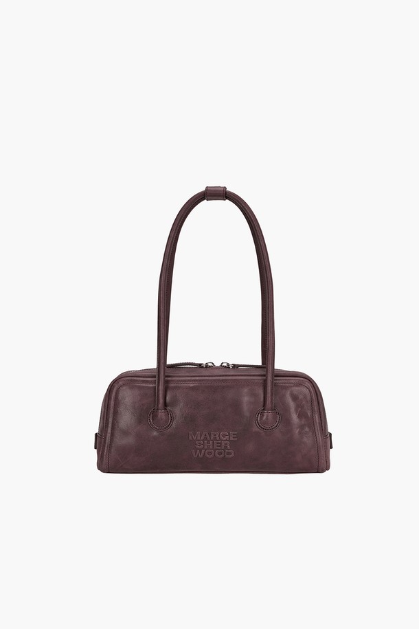 SOFT BOSTON EW_와인 풀업 보스턴백은 부드러운 소가죽 풀업 레더 소재로 제작되어 빈티지한 멋을 더한 여성용 가방입니다. 미디엄 사이즈의 사각 쉐입으로, 와인 컬러의 무지 디자인에 로고 엠보싱으로 포인트를 주어 클래식, 미니멀, 시크 스타일을 연출하기 좋습니다. 내부에는 지퍼 포켓과 슬립 포켓이 있어 수납력을 높였으며, 고정형 핸들과 로고 프린트 안감, 더스트백을 포함하여 실용성을 더했습니다. 데이트룩, 오피스룩, 모임룩 등 다양한 TPO에 활용할 수 있는 세련된 보스턴백입니다.
