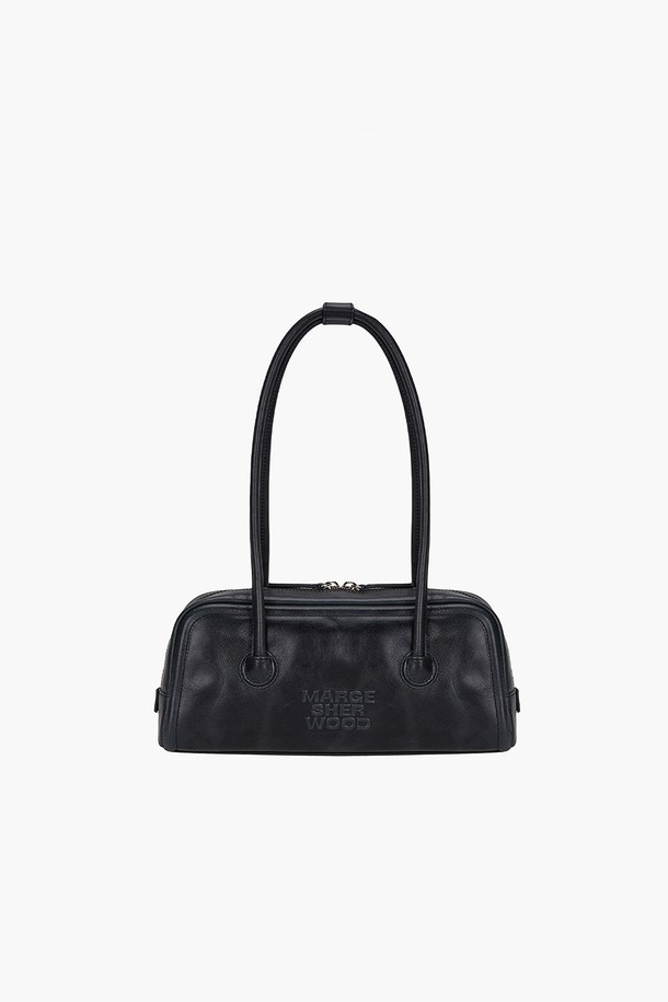 SOFT BOSTON EW_black pull-up (소프트 보스턴 EW_블랙 풀업)은 부드러운 소가죽 풀업 레더 소재의 여성용 보스턴백입니다. 미디엄 사이즈의 블랙 컬러, 무지 패턴으로 클래식하고 시크한 스타일을 연출합니다. 원통 모양의 가방으로, 자연스러운 에이징과 오일 처리된 표면, 가죽 특유의 자연스러운 무늬와 주름이 특징입니다. 내부에는 지퍼 포켓과 슬립 포켓이 있어 수납력을 높였으며, 더스트백이 함께 제공됩니다. 출근룩과 모임룩에 활용하기 좋으며, 지퍼형 잠금 방식으로 내용물을 안전하게 보관할 수 있습니다.
