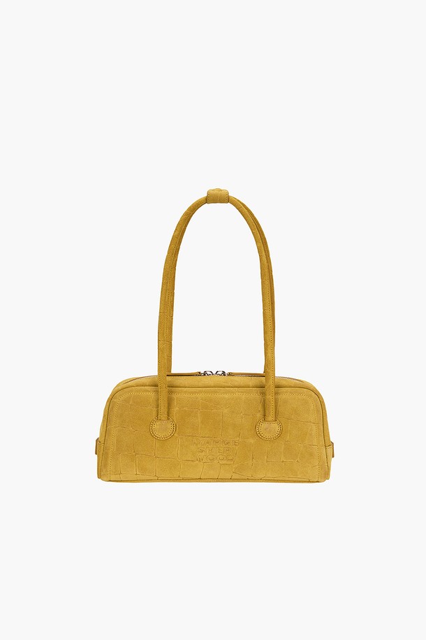 소프트 보스턴 EW 머스타드 크로커다일 엠보싱 스웨이드는 여성스러운 데이트룩, 쇼핑룩, 모임룩에 어울리는 가방입니다. 부드러운 스웨이드 소재와 소가죽의 조화, 미디엄 사이즈, 사각 디자인이 클래식, 미니멀, 시크한 스타일을 연출합니다. 크로커다일 엠보싱 패턴과 머스타드 컬러가 세련된 분위기를 더하며, 내부 지퍼 포켓과 슬립 포켓으로 실용성을 높였습니다. 가방은 가볍게 제작되었으며, 고정형 핸들과 더스트백을 포함하고 있습니다. 지퍼형 잠금 방식이며, 부드러운 촉감을 자랑합니다.
