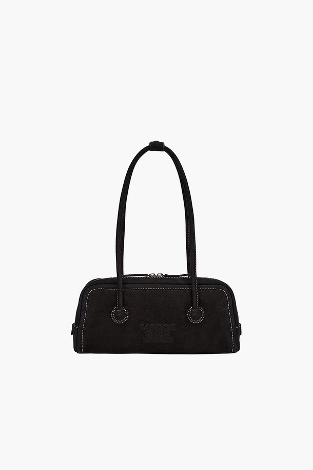 소프트 보스턴 EW_블랙 누벅은 부드러운 질감의 누벅 가죽으로 제작된 여성용 미디엄 사이즈 보스턴백입니다. 블랙 컬러에 로고 엠보싱 장식이 돋보이며, 원통형 디자인과 로고 패턴이 클래식, 미니멀, 시크한 스타일을 연출합니다. 내부에는 지퍼 포켓과 슬립 포켓이 있어 수납력을 높였으며, 로고 프린트 안감과 더스트백을 포함하여 고급스러운 마감을 더했습니다. 샌드블라스팅 처리로 세련됨을 더하고, 일상 및 여행 시 룩에 완벽하게 어울립니다. 천연 가죽 특성상 결, 주름, 점이 있을 수 있으며, 수분과 열, 염색 과정으로 인한 이염에 유의해야 합니다.
