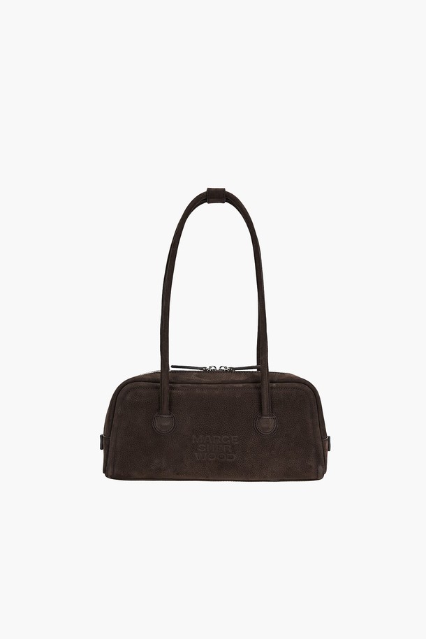 소프트 보스턴 EW_허쉬 누벅은 여성용 미디엄 사이즈 보스턴백입니다. 부드러운 소가죽 소재로 제작되었으며, Hush Nubuck 컬러와 무지 패턴이 특징입니다. 로고 엠보싱과 로고 프린트 안감으로 디자인 포인트를 더했으며, 내부 지퍼 포켓 1개와 슬립 포켓 1개가 있어 수납력을 높였습니다. 고정형 핸들과 사각 모양으로 클래식, 미니멀, 시크한 스타일에 잘 어울리며, 출근룩과 모임룩에 활용하기 좋습니다. 더스트백이 포함되어 있으며, 사계절 내내 사용할 수 있습니다. 단, 수분 및 열에 민감하므로 주의하여 사용하십시오.
