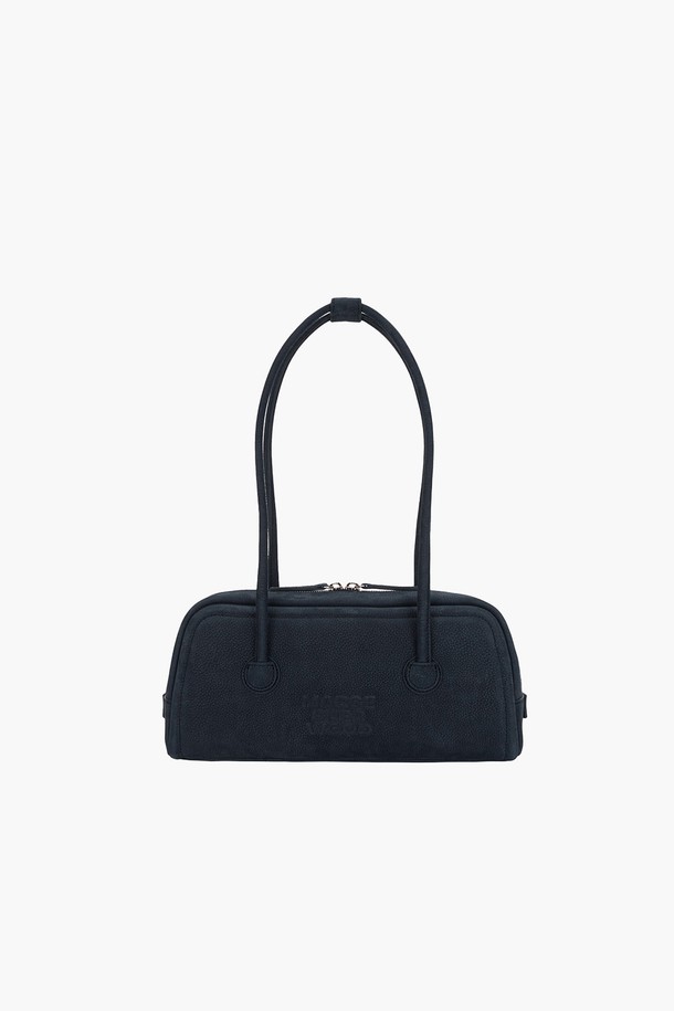 SOFT BOSTON EW (소프트 보스턴 EW) _인디고 누벅 가죽 보스턴백은 여성 사용자를 위해 디자인된 가방입니다. 미디엄 사이즈의 사각 쉐입으로, 인디고 컬러의 누벅 가죽 소재와 무지 패턴이 특징이며, 로고 엠보싱과 버클 장식으로 포인트를 더했습니다. 가로형 숄더백 디자인과 고정형 핸들이 편안한 착용감을 선사하며, 내부 지퍼 포켓과 슬립 포켓으로 실용성을 높였습니다. 출근룩과 모임룩에 잘 어울리며, 클래식, 미니멀, 시크 스타일을 연출하기 좋습니다. 자연스러운 가죽 결 패턴이 돋보이는 이 가방은 더스트백과 함께 제공됩니다.
