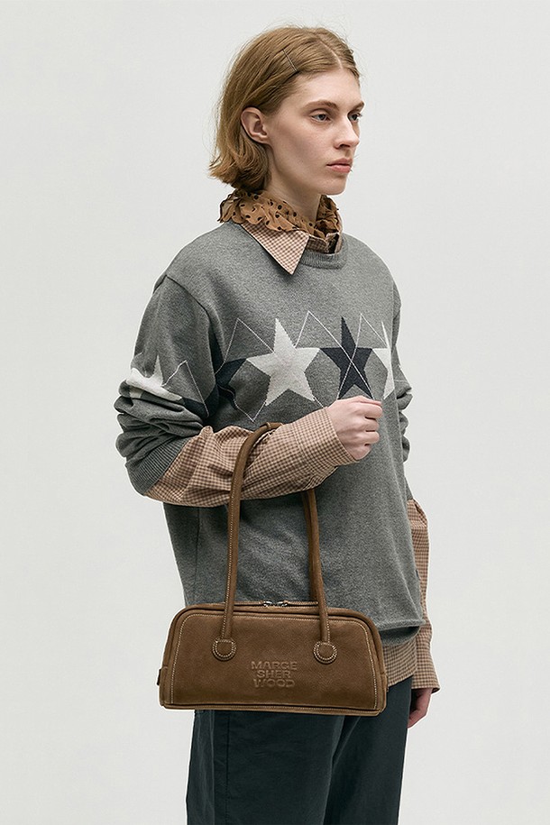 소프트 보스턴 EW_체스트넛 누벅, 미디엄 사이즈의 여성 가방입니다. 부드러운 소가죽 누벅 소재로 제작되어 자연스러운 질감을 느낄 수 있으며, 클래식, 미니멀, 시크 스타일 연출에 적합합니다. 체스트넛 컬러의 무지 디자인에 엠보싱 로고 장식이 포인트입니다. 내부에는 지퍼 포켓과 슬립 포켓이 있어 수납이 용이하며, 로고 프린트 안감과 더스트백을 포함합니다. 출근룩, 모임룩에 매치하여 세련된 스타일을 완성해보세요.
