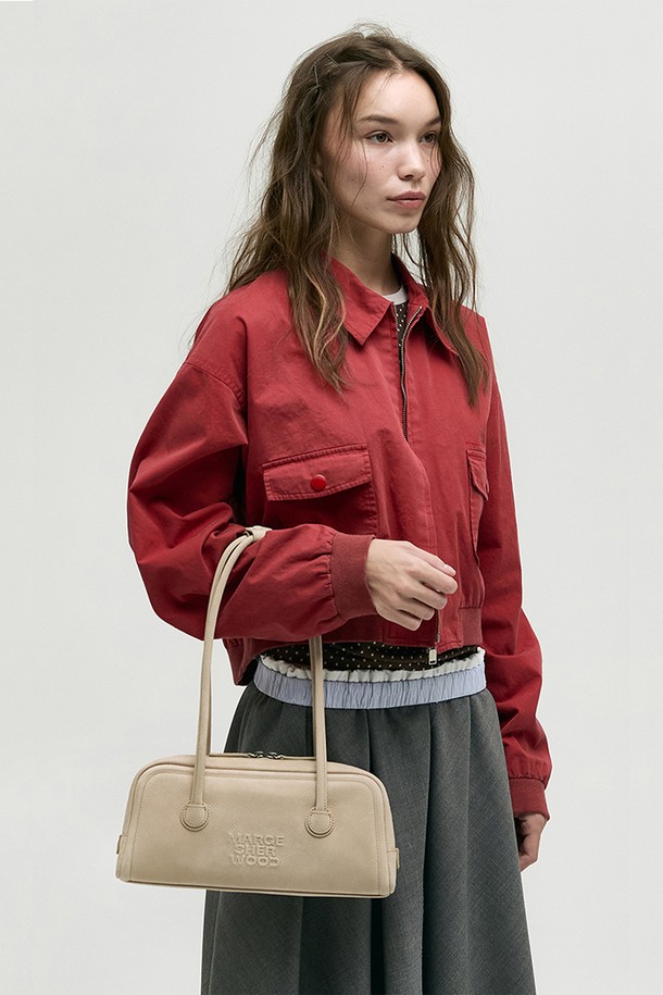 SOFT BOSTON EW_누드 누벅 보스턴백은 부드러운 누벅 소가죽 소재로 제작되어 고급스러운 촉감을 선사합니다. 미디엄 사이즈의 사각 쉐입으로, 숄더백 스타일로 편안하게 착용 가능하며, 로고 엠보싱 디테일이 은은한 포인트를 더합니다. 내부에는 지퍼 포켓과 슬립 포켓이 있어 수납력을 높였으며, 가벼운 무게감으로 데일리하게 활용하기 좋습니다. 베이직하면서도 세련된 디자인으로 캐주얼, 미니멀, 클래식 등 다양한 스타일링에 매치할 수 있습니다.
