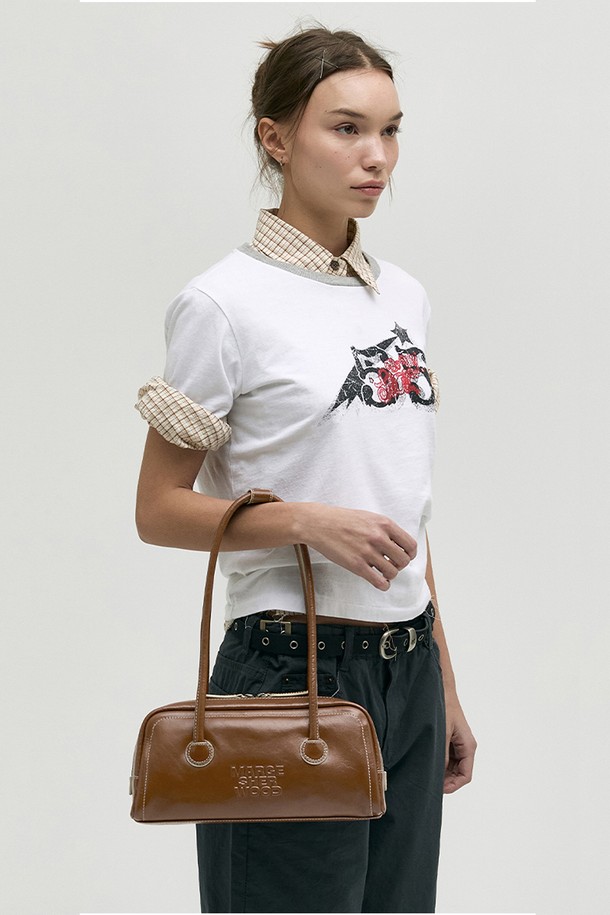 소프트 보스턴 EW 브라운 크링클은 부드러운 소가죽 소재의 미디엄 사이즈 보스턴백입니다. 브라운 컬러와 주름 패턴, 로고 엠보싱 디자인이 특징이며, 크링클 텍스처로 빈티지한 느낌을 더했습니다. 내부 지퍼 포켓과 슬립 포켓으로 수납력을 높였으며, 더스트백이 포함되어 있습니다. 여행룩, 모임룩, 겨울 데일리룩에 클래식, 미니멀, 시크한 스타일을 연출하기 좋습니다. 고정형 핸들과 자연스러운 가죽의 특성, 사용할수록 부드러워지는 매력을 느껴보세요.
