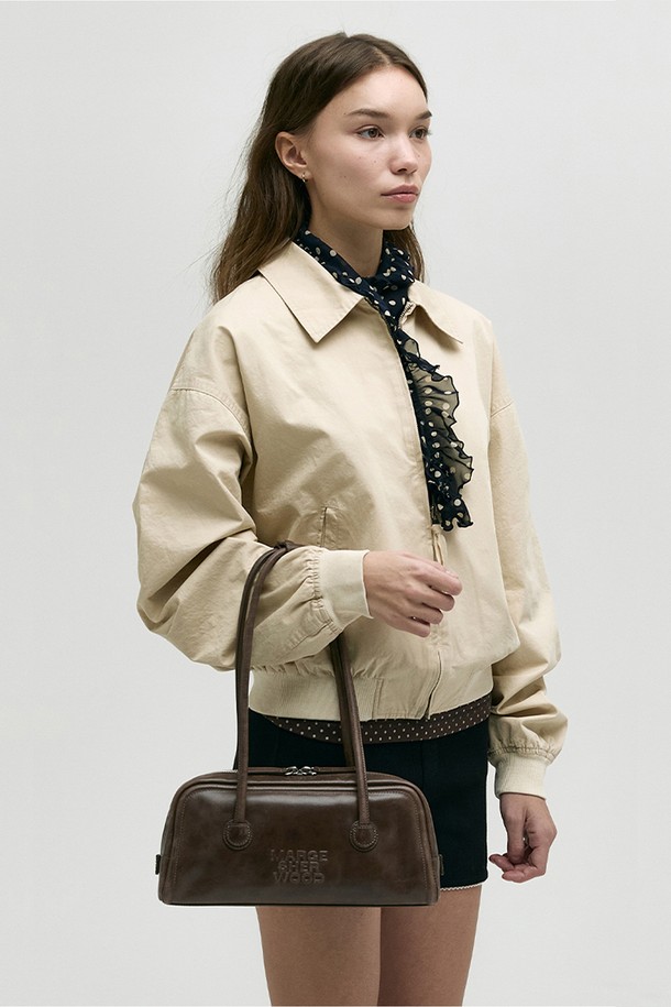 소프트 보스턴 EW_워시드 브라운 풀업은 부드러운 소가죽 소재의 여성용 미디엄 사이즈 보스턴백입니다. 빈티지 워시 패턴과 버클, 로고 엠보싱 디자인 장식으로 클래식, 미니멀, 캐주얼 스타일에 잘 어울립니다. 내부에는 지퍼 포켓 1개와 슬립 포켓 1개가 있어 수납력을 높였으며, 숄더백으로도 활용 가능합니다. 풀업 가죽 특유의 자연스러운 주름과 사용할수록 빈티지해지는 매력이 특징이며, 더스트백이 함께 제공됩니다. 여행룩, 쇼핑룩에 잘 어울리며, 밝은 색상의 의류 착용 시 이염에 주의하고, 수분, 화학제품, 화장품과의 접촉을 피해주세요.
