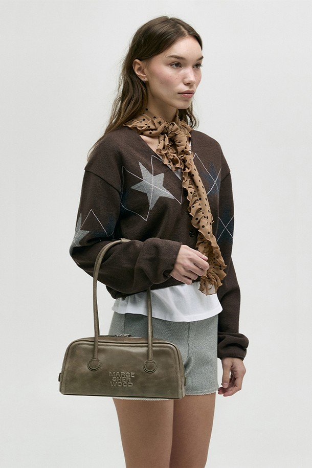 SOFT BOSTON EW_etoffe (소프트 보스턴 EW_에토페)는 부드러운 소가죽 소재의 미디엄 사이즈 보스턴백입니다. 에토페 컬러의 무지 디자인에 로고 엠보싱 장식이 더해져 고급스러운 분위기를 연출합니다. 빈티지 효과와 풀업 레더의 질감이 돋보이며, 내부 지퍼 포켓, 슬립 포켓으로 수납력을 높였습니다. 지퍼형 잠금 방식으로 내용물을 안전하게 보호하며, 더스트백을 포함하여 보관이 용이합니다. 출근룩, 오피스룩, 여행룩 등 다양한 TPO에 클래식, 미니멀, 시크 스타일로 연출하기 좋습니다.
