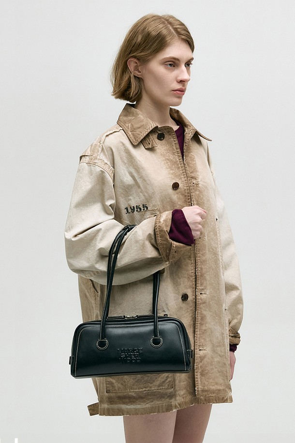 소프트 보스턴 EW_블랙 플레인 여성 가방은 소가죽 소재의 미디엄 사이즈 보스턴백입니다. 블랙 컬러의 무지 디자인으로, 출근룩과 모임룩에 클래식, 미니멀, 시크한 스타일을 더해줍니다. 내부에는 지퍼 포켓과 슬립 포켓이 있어 수납력을 높였으며, 로고 엠보싱 디테일이 돋보입니다. 가방은 사각형 모양에 지퍼형 잠금 방식으로, 더스트백과 로고 디테일 라이닝을 포함하고 있으며, 고정형 핸들과 금속 하드웨어가 적용되어 있습니다. 자연스러운 가죽 특성을 살려 고급스러움을 더했습니다.
