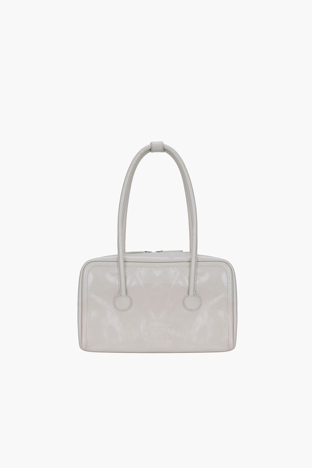 소프트 보스턴_라이트 그레이 크링클은 여성스러운 스타일을 완성하는 미디엄 사이즈의 소가죽 보스턴백입니다. 부드러운 구조감과 빈티지한 주름 디자인이 특징이며, 로고 엠보싱으로 고급스러움을 더했습니다. 숄더 스트랩, 내부 지퍼 포켓, 내부 슬립 포켓이 있어 실용적이며, 원통형 디자인으로 넉넉한 수납공간을 제공합니다. 데이트룩, 쇼핑룩, 여행룩에 모두 잘 어울리는 클래식, 미니멀, 시크 스타일의 가방으로, 사용할수록 더욱 부드러워지는 천연 가죽의 매력을 느낄 수 있습니다. 더스트백이 포함되어 있으며, 고정형 핸들과 금속 고정장치가 돋보입니다.
