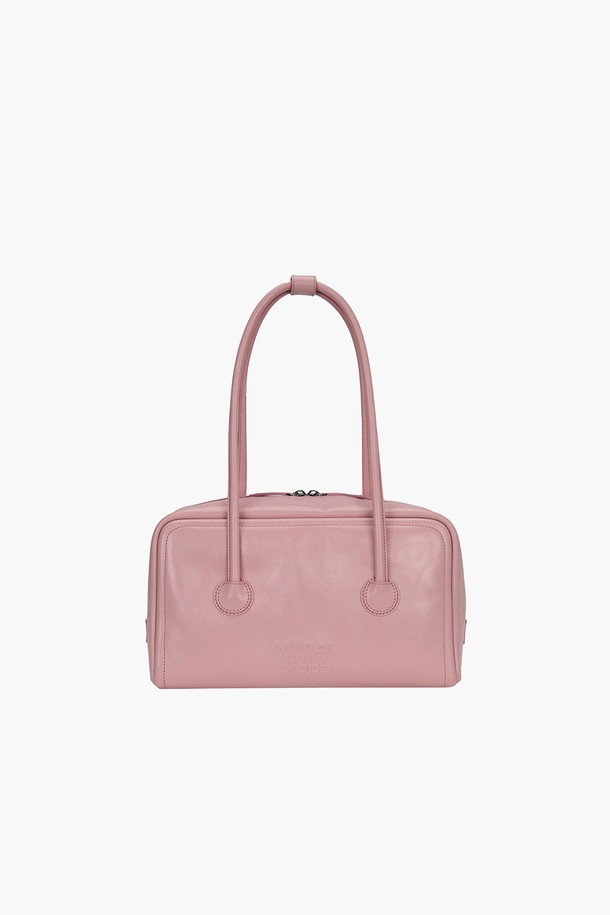 소프트 보스턴_베이비 핑크 보스턴백은 부드러운 소가죽 소재의 미디엄 사이즈 가방입니다. 주름 가공 처리된 표면과 자연스러운 주름, 은은한 무늬가 특징이며, 사용할수록 더욱 부드러워지는 매력이 있습니다. 내부에는 지퍼 포켓과 슬립 포켓이 있어 수납력을 높였으며, 엠보싱 로고가 클래식한 디자인을 더합니다. 고정형 핸들과 브랜드 라이닝, 더스트백이 포함되어 있어, 데이트룩이나 쇼핑룩에 클래식하면서 캐주얼한 스타일을 연출하기 좋습니다. 가벼운 스크래치는 자연스러운 특성으로, 편안하고 미니멀한 일상에 잘 어울립니다.
