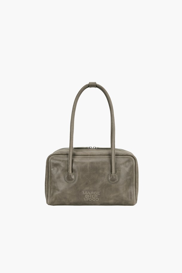 소프트 보스턴 에토프 풀업은 베지터블 태닝 처리된 소가죽으로 제작된 미디엄 사이즈의 여성용 보스턴백입니다. 자연스러운 투톤 효과와 빈티지한 외관이 특징이며, 원통형 디자인에 엠보싱 로고 장식이 더해져 클래식, 미니멀, 시크 스타일을 연출합니다. 내부에는 지퍼 포켓 1개와 슬립 포켓 1개가 있어 수납력을 높였으며, 지퍼형 잠금 방식으로 안전하게 소지품을 보관할 수 있습니다. 데이트룩, 쇼핑룩 등 일상에서 활용하기 좋은 아이템입니다.
