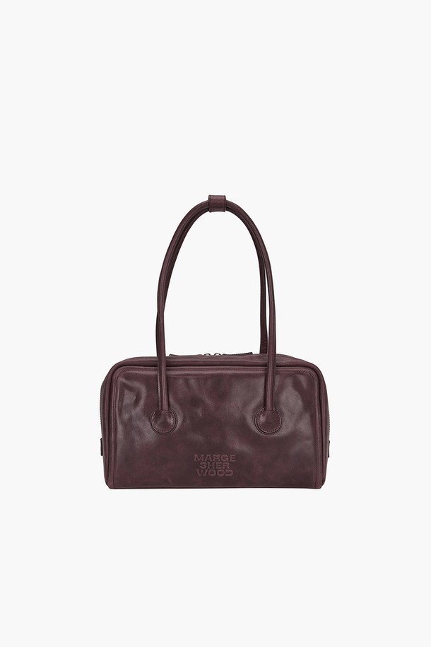 SOFT BOSTON(소프트 보스턴)_와인 풀업은 부드러운 소가죽 소재의 미디엄 사이즈 보스턴백입니다. 와인 컬러의 무지 디자인에 로고 엠보싱 장식이 더해져 클래식, 미니멀, 시크한 스타일을 연출합니다. 소프트 구조와 빈티지 외관, 자연스러운 가죽 특성이 돋보이며, 풀업 레더 소재가 고급스러움을 더합니다. 지퍼형 잠금 방식으로 내용물을 안전하게 보관할 수 있으며, 내부에는 지퍼 포켓 1개, 슬립 포켓 1개가 있어 실용적입니다. 더스트백이 함께 제공되어 보관이 용이하며, 데이트룩, 오피스룩, 모임룩 등 다양한 TPO에 활용하기 좋습니다.
