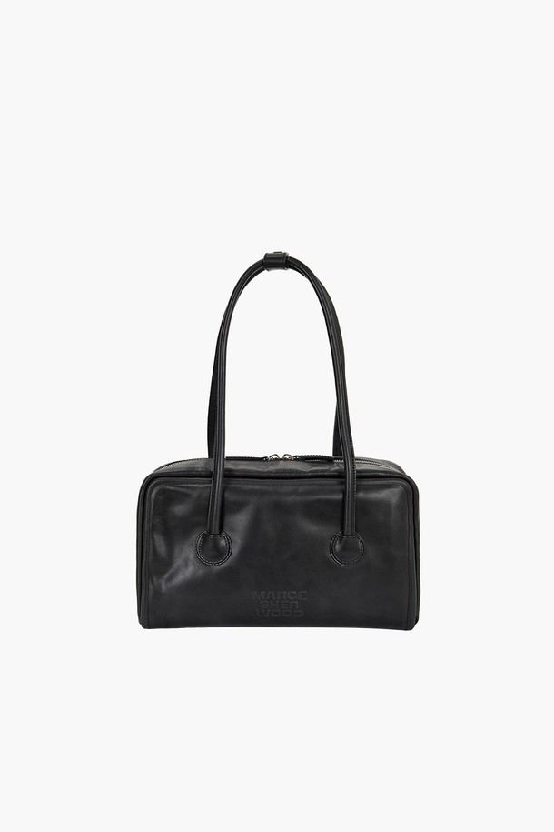 소프트 보스턴_블랙 풀업 은 베지터블 태닝 풀업 카우 레더 소재의 여성용 미디엄 사이즈 보스턴백입니다. 자연스러운 가죽 무늬와 풀업 레더 특유의 투톤 효과가 특징이며, 내부 지퍼 포켓과 슬립 포켓으로 실용성을 더했습니다. 클래식하고 미니멀한 디자인으로, 일상, 출근룩, 모임룩 등 다양한 TPO에 활용하기 좋습니다. 부드러운 구조와 일체형 핸들, 엠보싱 로고 디테일이 돋보이며, 더스트백이 함께 제공됩니다. 블랙 컬러의 원통형 가방으로, 시크한 스타일을 연출할 수 있습니다.
