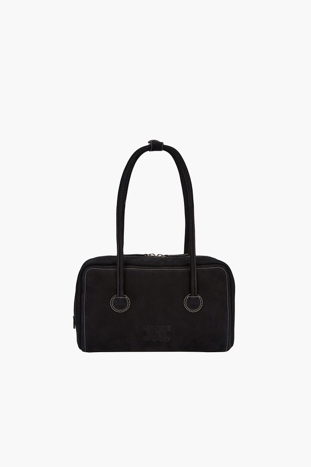 SOFT BOSTON(소프트 보스턴) _black nubuck(블랙 누벅)은 여성용 미디엄 사이즈 보스턴백입니다. 부드러운 누벅 가죽과 소가죽 소재로 제작되었으며, 로고 엠보싱 장식과 로고 프린트 안감이 특징입니다. 지퍼형 잠금 방식에 내부 지퍼 포켓 1개와 슬립 포켓 1개가 있으며, 더스트백이 포함되어 있습니다. 경량 설계로 가볍게 들 수 있으며, 클래식, 미니멀, 시크한 스타일에 잘 어울립니다. 여행, 휴가, 모임 등 다양한 TPO에 활용하기 좋으며, 사계절 내내 사용할 수 있습니다.
